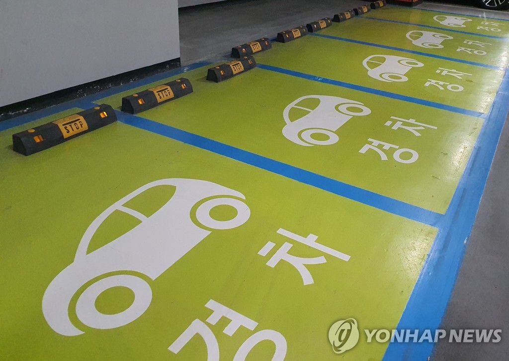 资料图片：微型车停车位 韩联社