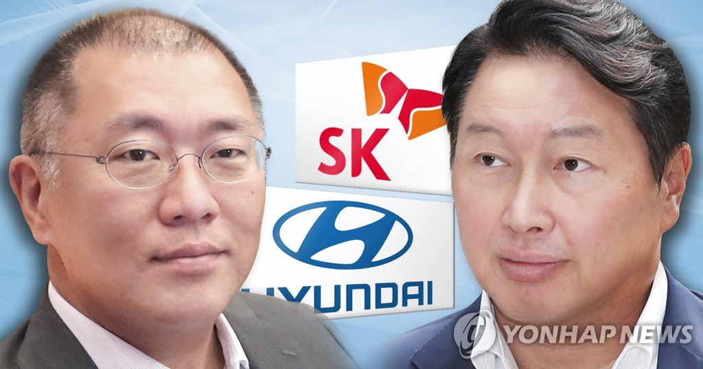 资料图片：郑义宣（左）和崔泰源 韩联社