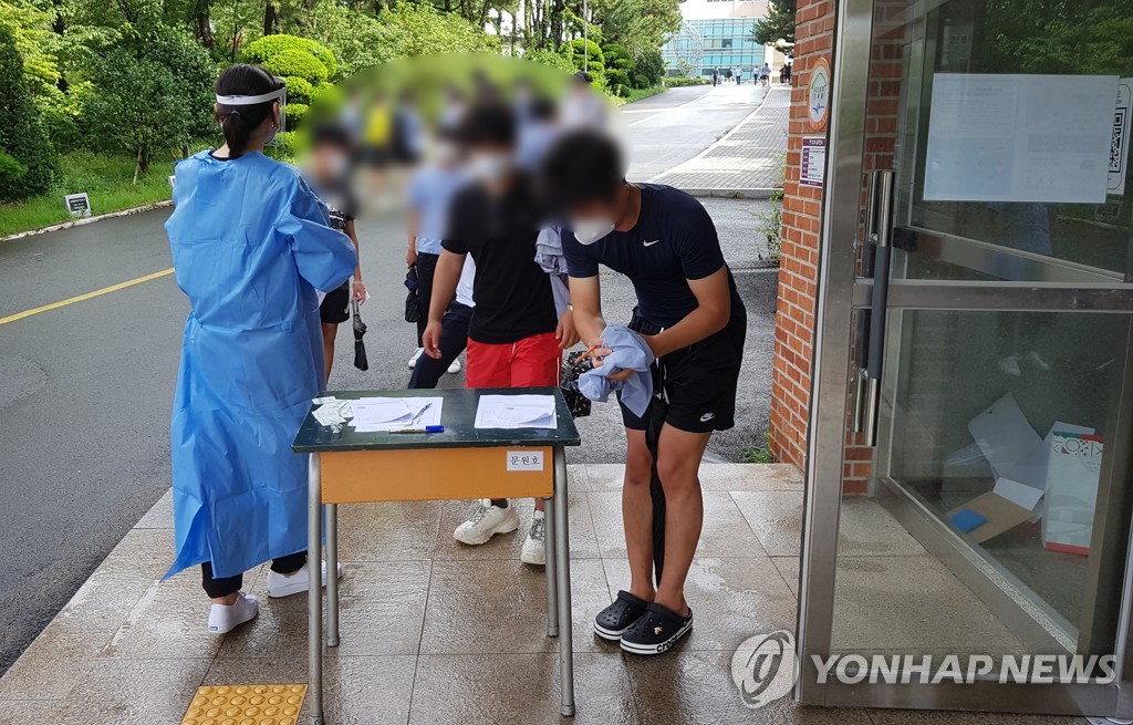 资料图片：釜山市一高中学生接受新冠病毒检测。 韩联社/海云台区卫生站供图（图片严禁转载复制）