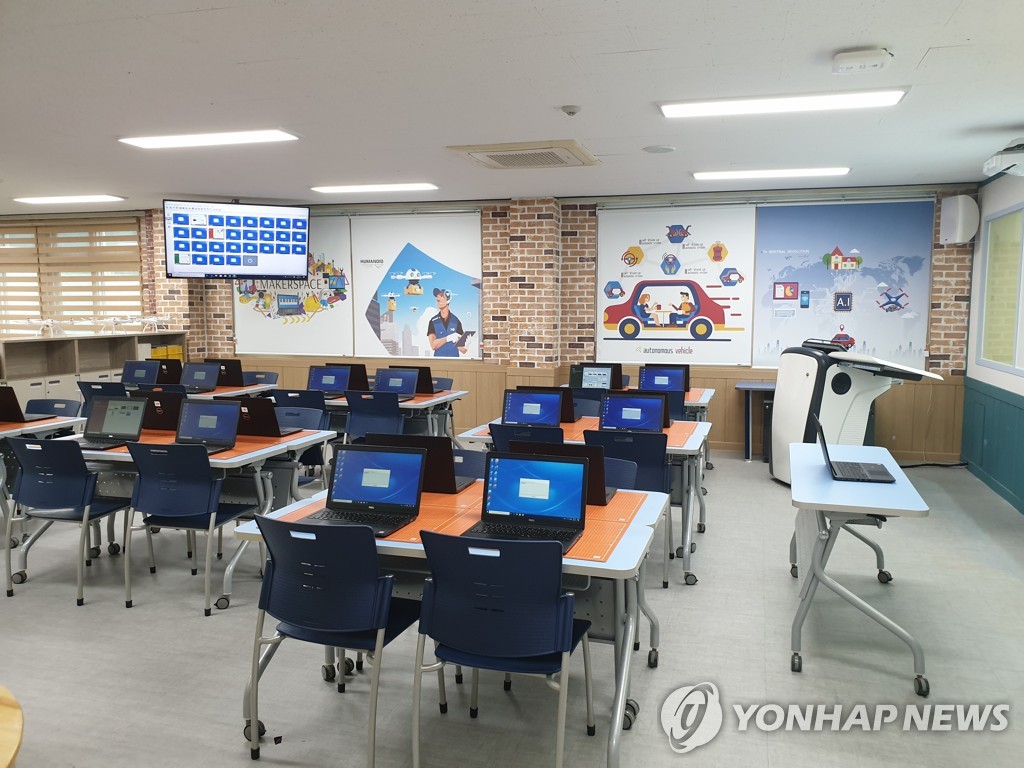 资料图片：一所小学的计算机室 韩联社