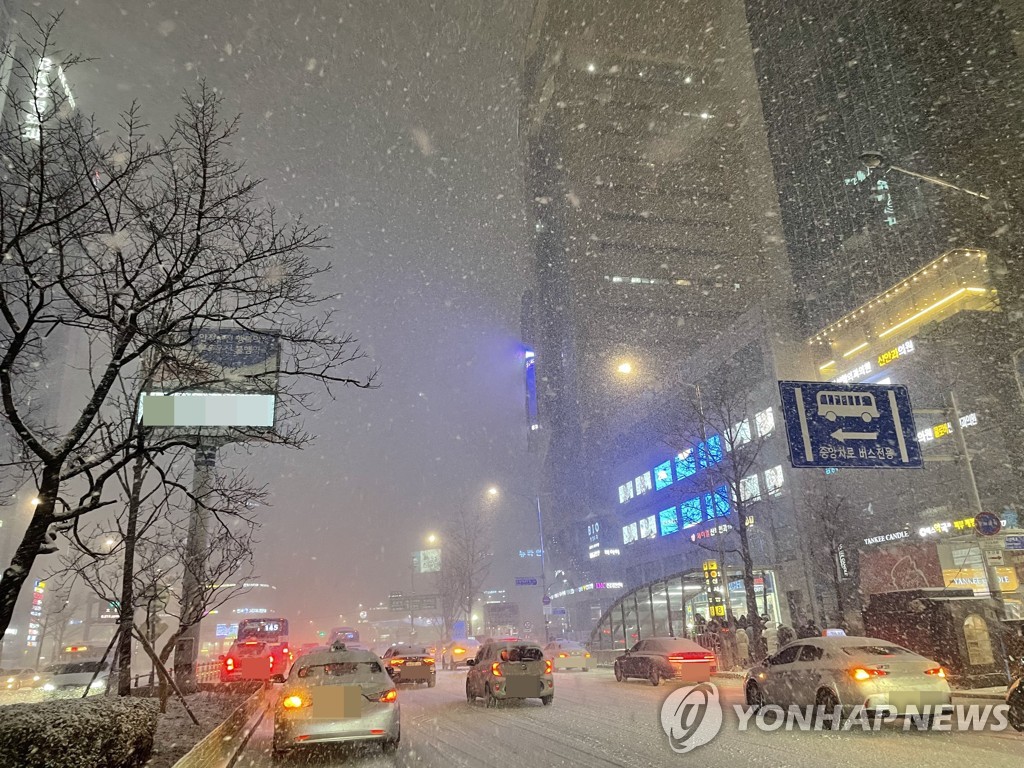 资料图片：首尔降雪 韩联社