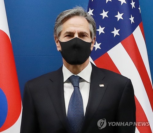 3月18日，在韩国外交部办公大楼，美国国务卿安东尼·布林肯在参加韩美举行外长防长“2+2”会谈之前接受媒体拍照。 韩联社/联合摄影记者团