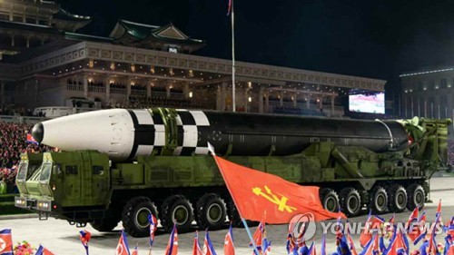 资料图片：资料图片：2020年10月10日，朝鲜劳动党成立75周年纪念阅兵式举行。图为朝鲜在阅兵式上首次公开的新型洲际弹道导弹“火星-17”。 韩联社 韩联社/韩联社TV