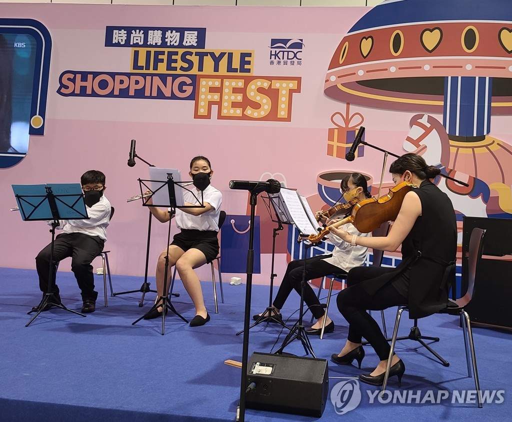 4月29日，在香港会展中心，香港第一支韩人管弦乐团Gaon正在演奏。 韩联社