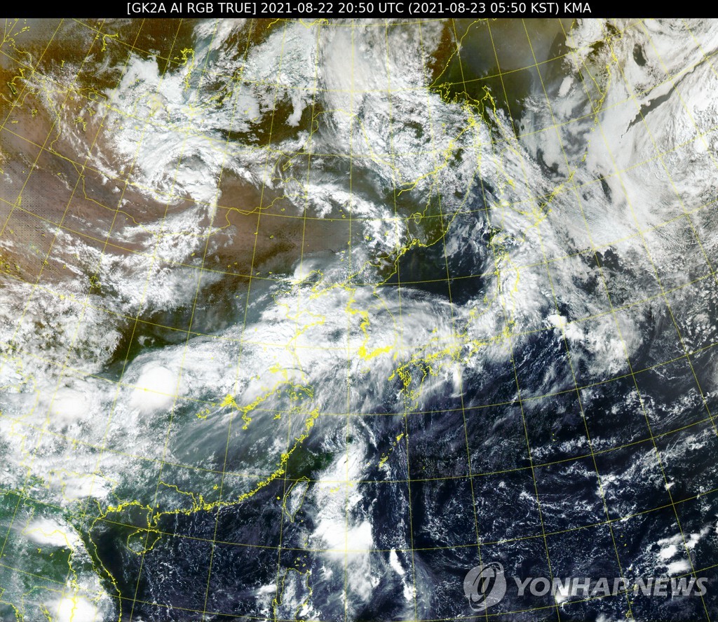8月23日上午5时50分的第12号台风“奥麦斯”卫星图 韩联社/国家气象卫星中心供图（图片严禁转载复制）