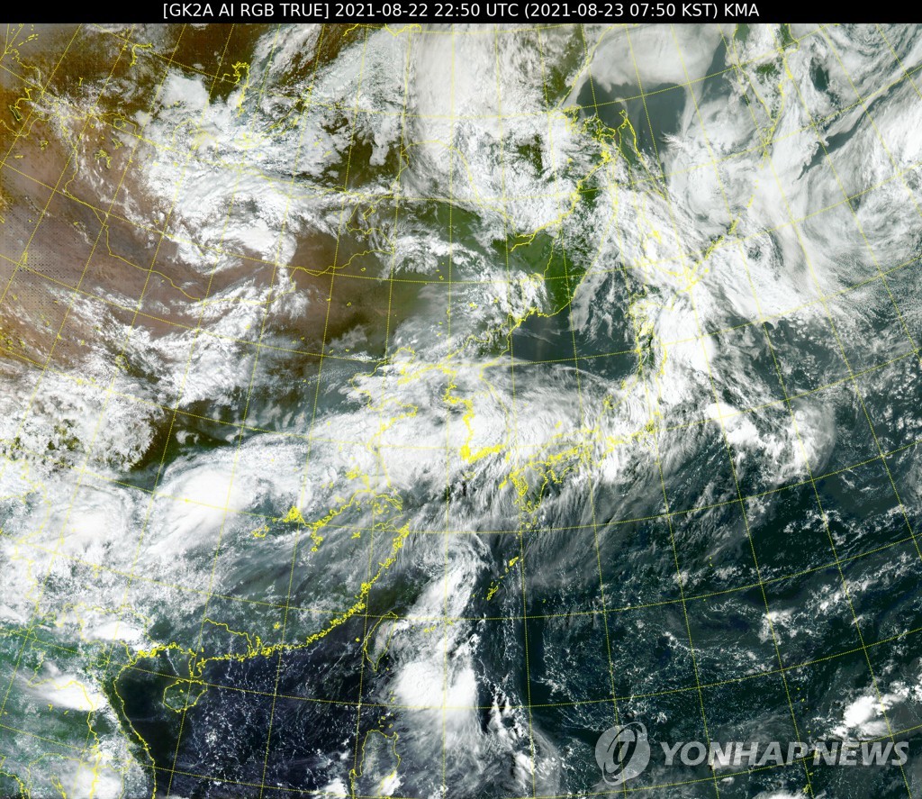 8月23日上午7时50分的第12号台风“奥麦斯”卫星图 韩联社/国家气象卫星中心供图（图片严禁转载复制）