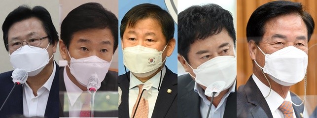 资料图片：左起依次是国民力量党议员姜起润、李周桓、李喆圭、郑灿敏、崔春植。 韩联社