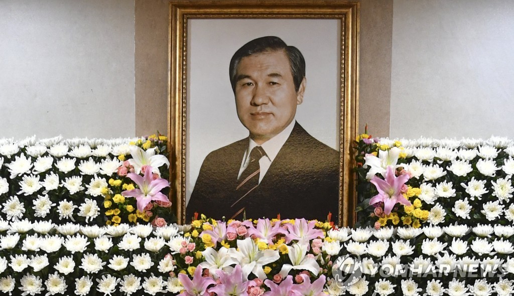 资料图片：设于首尔大学医院殡仪馆的已故前总统卢泰愚灵堂 韩联社/联合摄影采访团