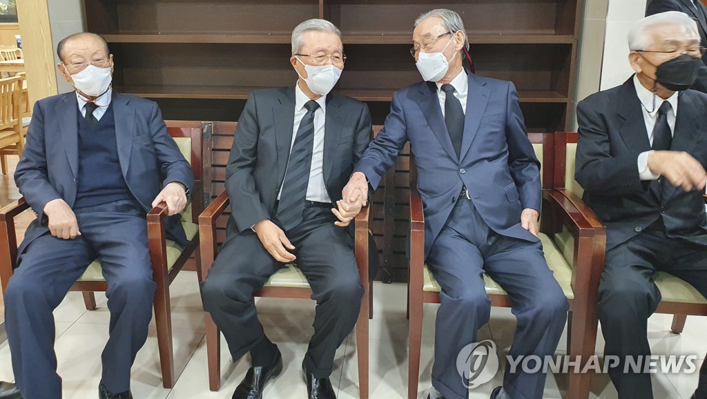 韩前总统卢泰愚去世已三天 吊唁政客不断
