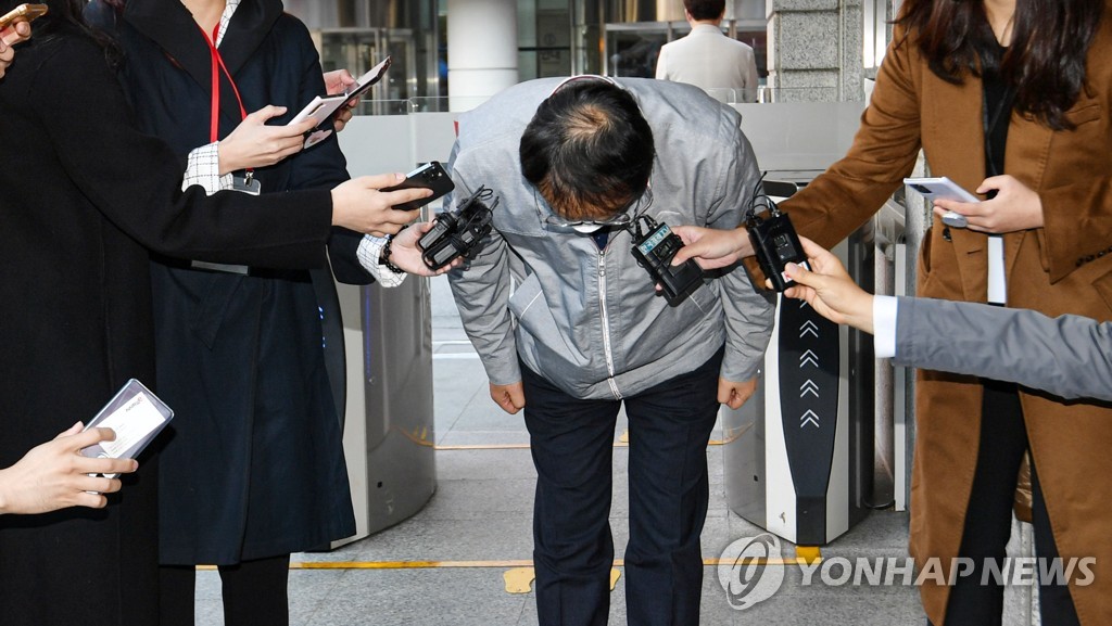 10月28日，韩国电信（KT）代表具铉谟就大规模网络瘫痪事件鞠躬道歉。 韩联社
