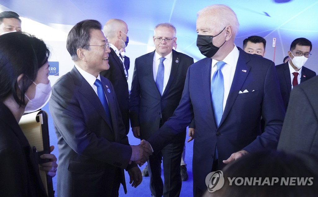 资料图片：当地时间2021年10月30日，在意大利罗马，二十国集团（G20）峰会举行。图为韩国总统文在寅（左）和美国总统拜登交谈。 韩联社