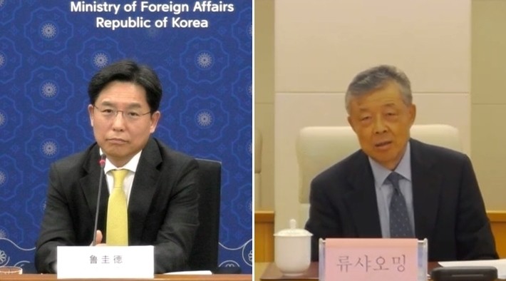 资料图片：2021年11月，鲁圭德（左）与刘晓明进行视频磋商。 韩联社/外交部供图（图片严禁转载复制）