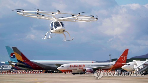 城市空中交通服务在金浦机场进行飞行演示。 韩联社/机场联合摄影记者团供图（图片严禁转载复制）