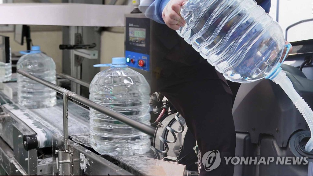 资料图片：尿素溶液生产现场 韩联社TV供图