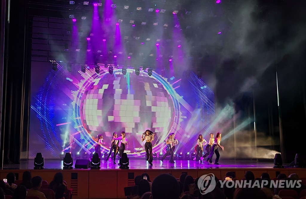 11月13日，在香港文化中心大剧院，“韩国K-POP舞蹈节：K-POP的演变之路”举行。 韩联社
