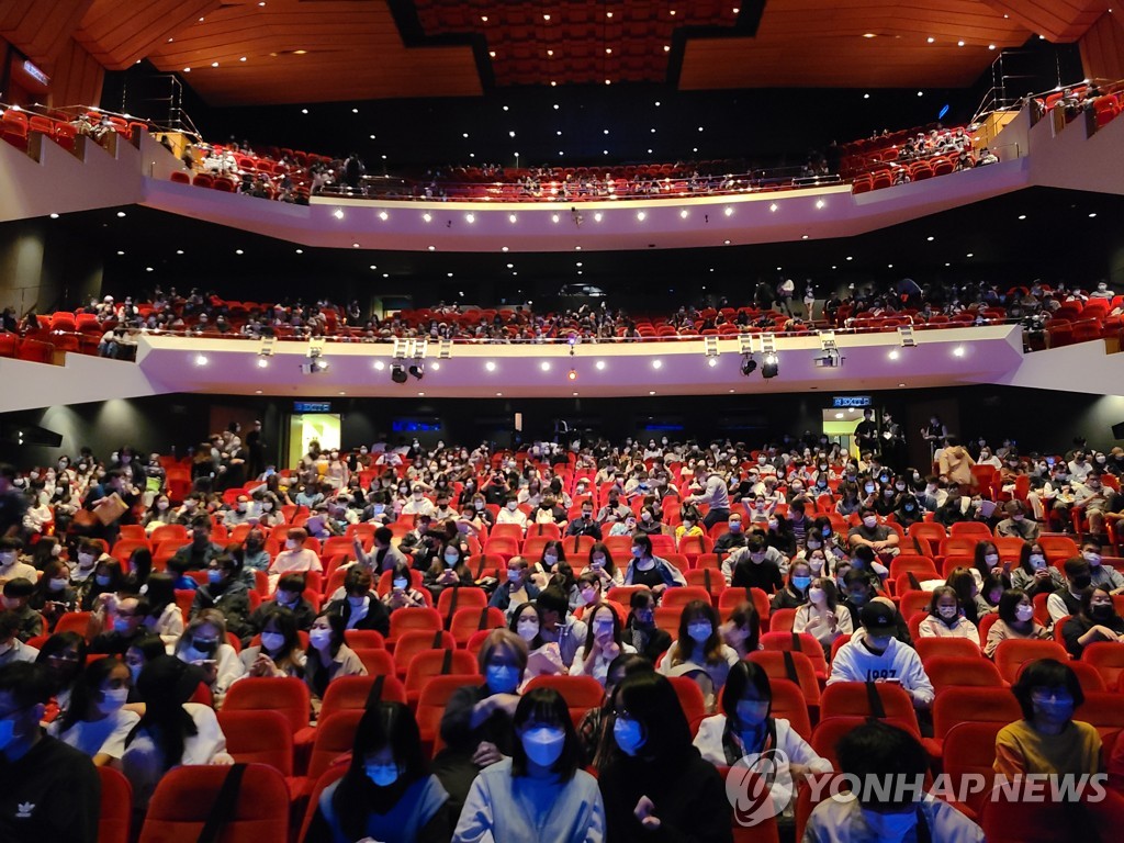 11月13日，在香港文化中心大剧院，“韩国K-POP舞蹈节：K-POP的演变之路”举行。 韩联社