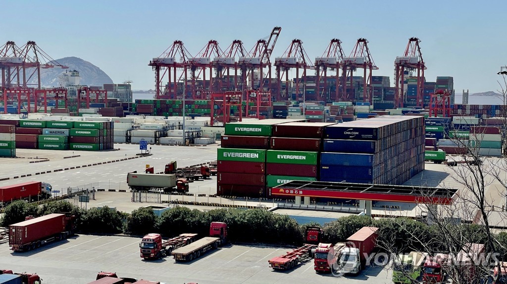 资料图片：中国上海的洋山港 韩联社