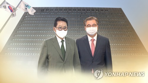 资料图片：前国家情报院院长朴智元（左）和徐薰 韩联社/韩联社TV供图