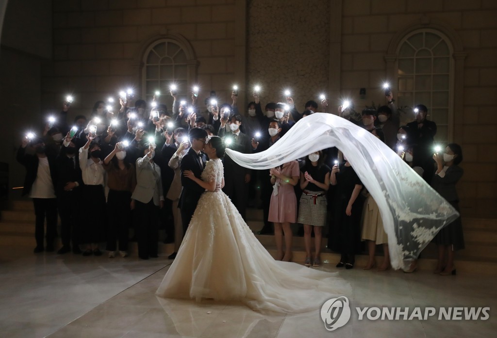 统计：韩国新婚夫妇数同比减少８万对