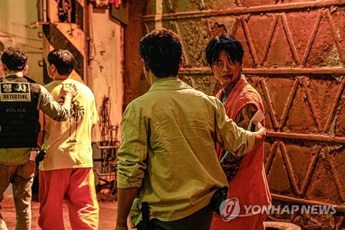 韩国票房：《共助2》重新领跑《狼狩猎》退居第二
