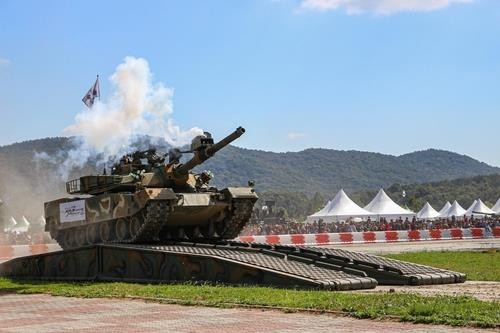 资料图片：韩军K2坦克进行战术机动训练。 韩联社/现代罗特姆供图（图片严禁转载复制）