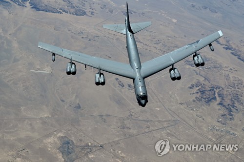 美国B-52H轰炸机飞临韩半岛参加联演