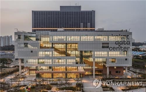 Science minister pledges all-out support for AI server operators