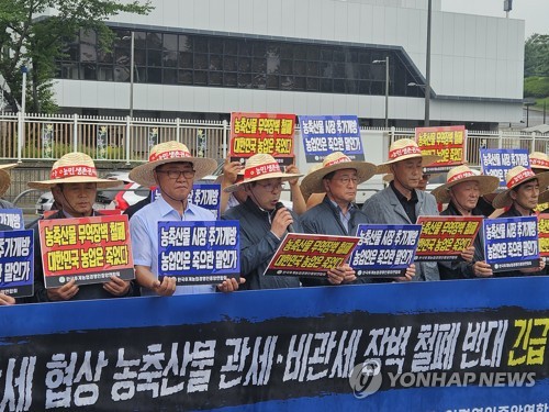 Farmers threaten collective action against possible opening of agro market to U.S.