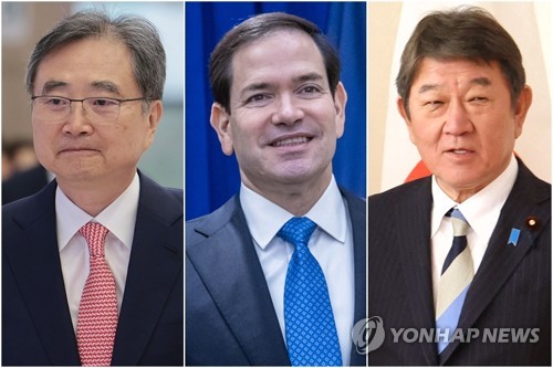 (LEAD) [APEC 2025] Top diplomats of S. Korea, U.S., Japan hold talks at APEC gathering: Seoul