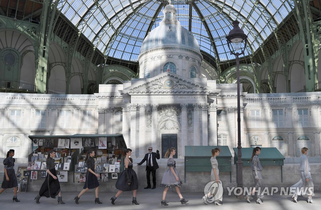 TOPSHOT-FASHION-FRANCE-CHANEL