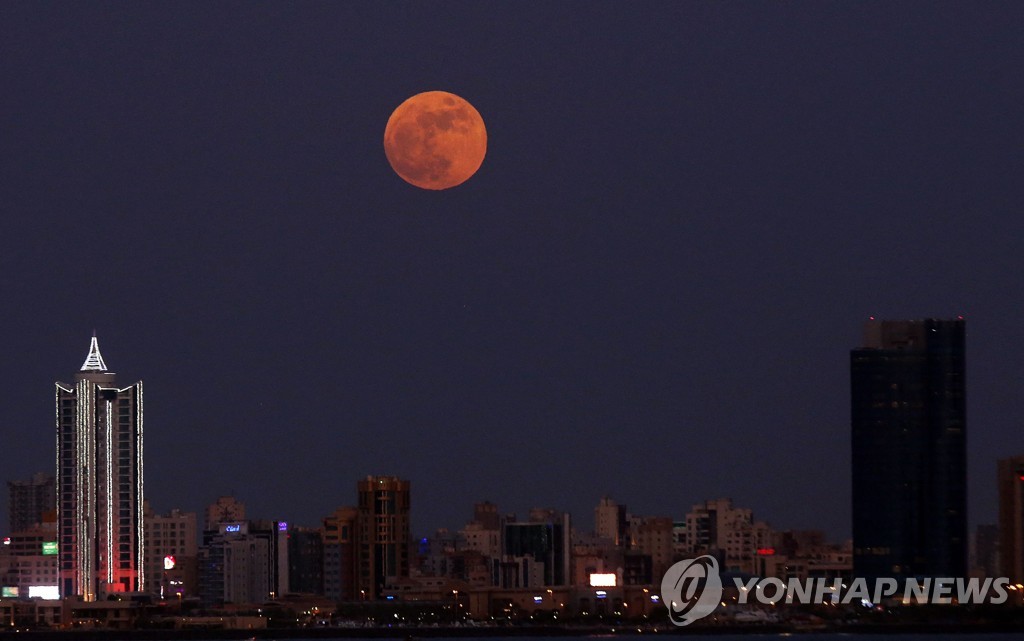 ′분홍빛 보름달 휘영청′…지구촌 밝힌 스트로베리 문 | 연합뉴스