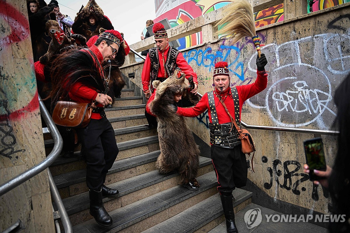 ROMANIA-NEW YEAR-WINTER-TRADITIONS-BEARSKIN-PARADE