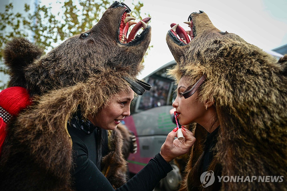 ROMANIA-NEW YEAR-WINTER-TRADITIONS-BEARSKIN-PARADE