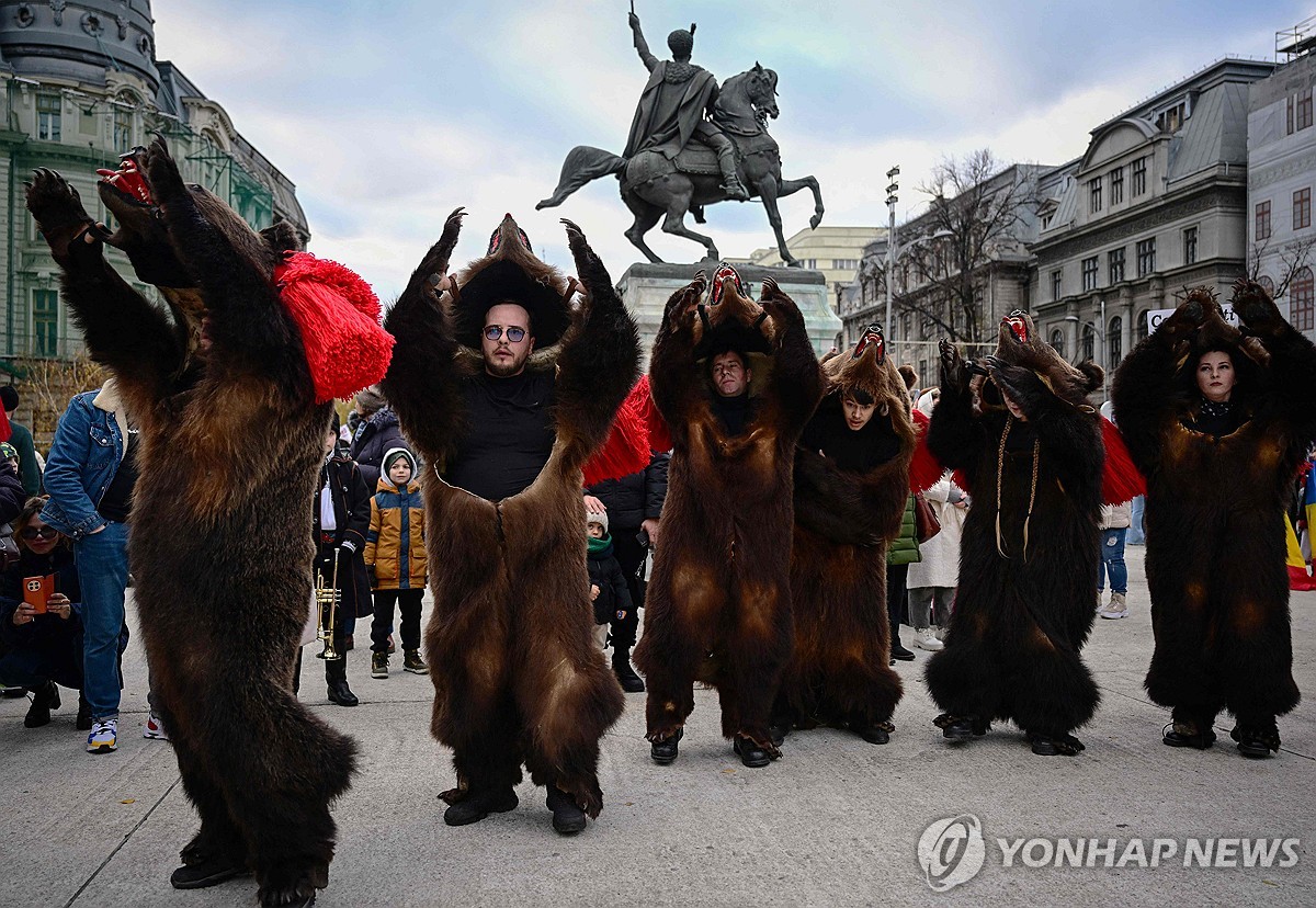 ROMANIA-NEW YEAR-WINTER-TRADITIONS-BEARSKIN-PARADE