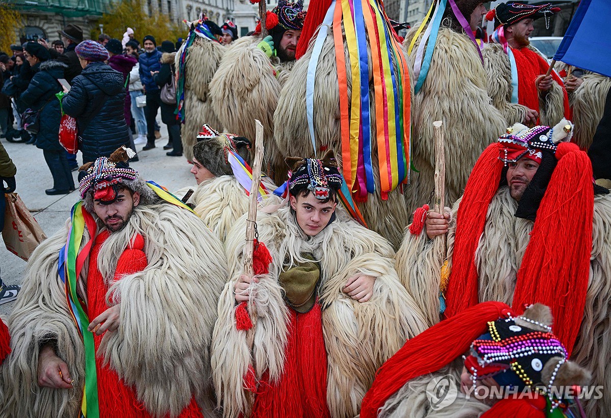 ROMANIA-NEW YEAR-WINTER-TRADITIONS-BEARSKIN-PARADE