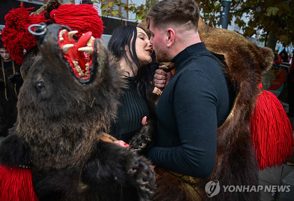 ROMANIA-NEW YEAR-WINTER-TRADITIONS-BEARSKIN-PARADE