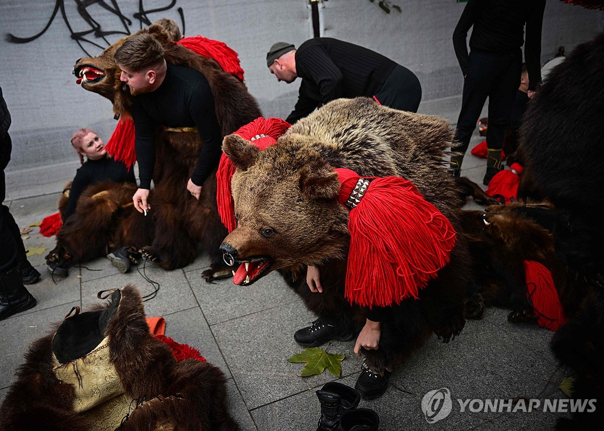 ROMANIA-NEW YEAR-WINTER-TRADITIONS-BEARSKIN-PARADE