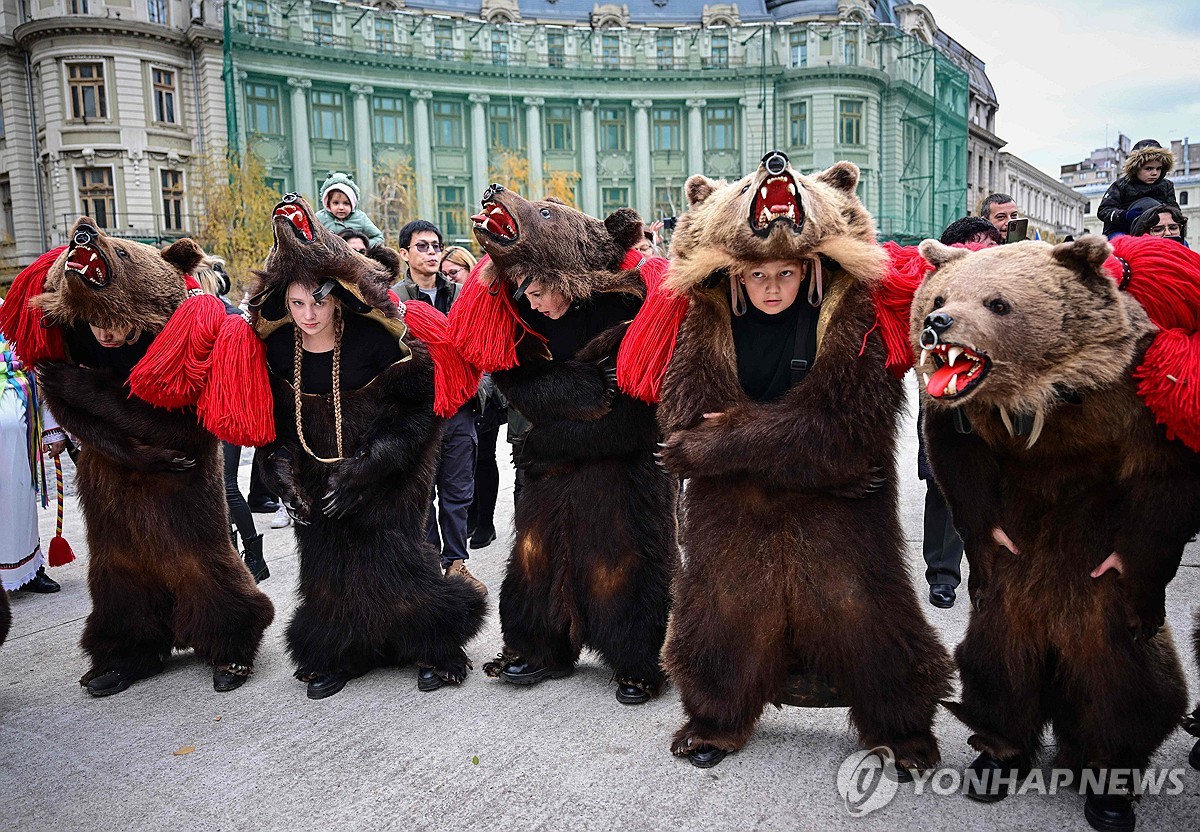 ROMANIA-NEW YEAR-WINTER-TRADITIONS-BEARSKIN-PARADE