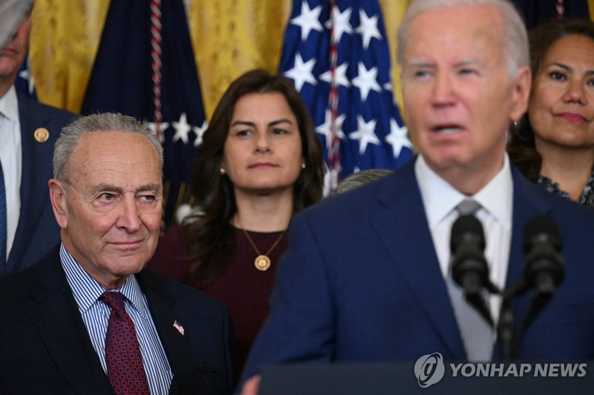 美민주당 1인자, 바이든 사퇴론 가세…슈머