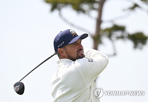 (LEAD) 2-time major champ DeChambeau seizes 36-hole lead at LIV Golf Korea