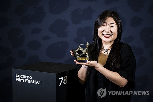 Cecilia Kang accepting award