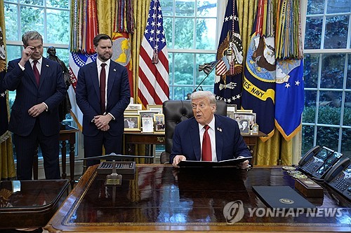 (LEAD) Seoul shares dip over 2 pct on tariff woes, reduced Fed rate cut hopes; won at 4-month low