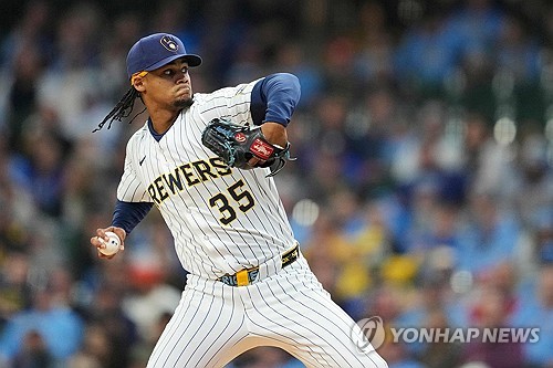 Giants acquire two new foreign pitchers, re-sign outfielder Reyes for 3rd season