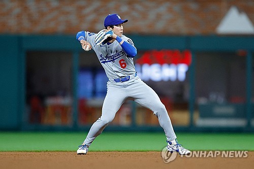 (LEAD) Dodgers infielder Kim Hye-seong makes MLB debut
