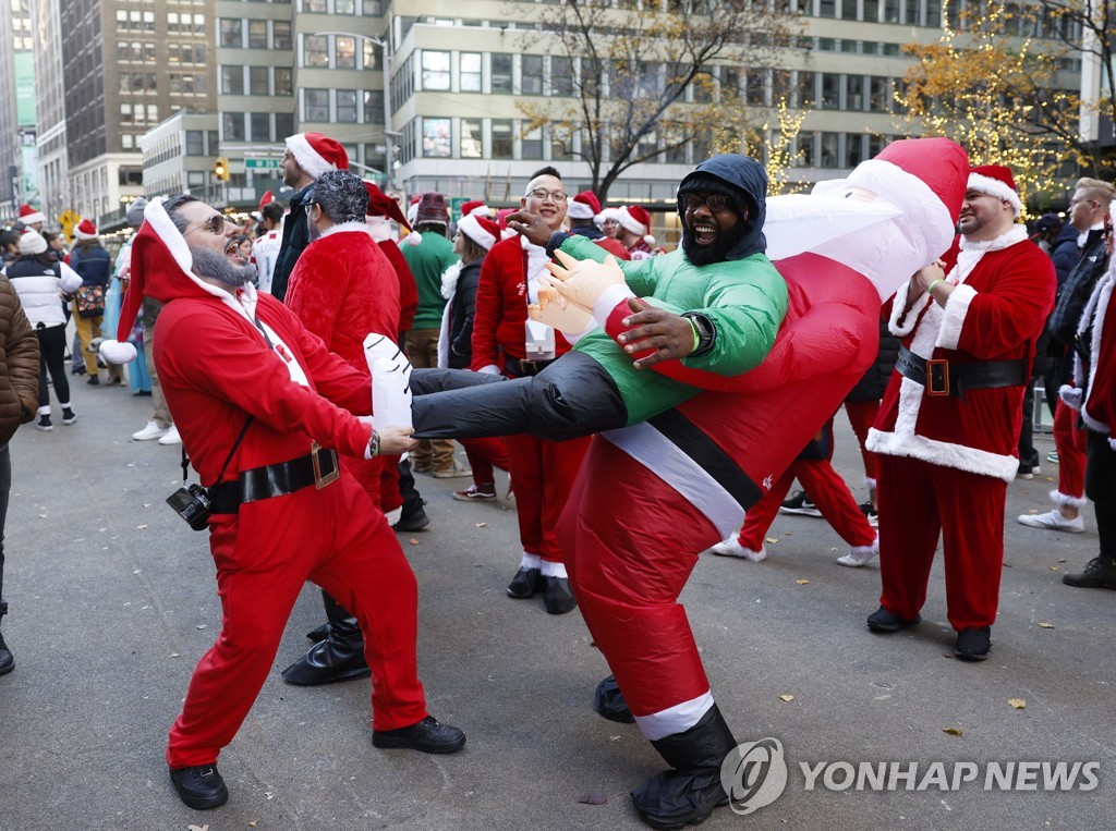 타임스퀘어에 등장한 수천명의 산타…뉴욕 산타콘 축제 | 연합뉴스