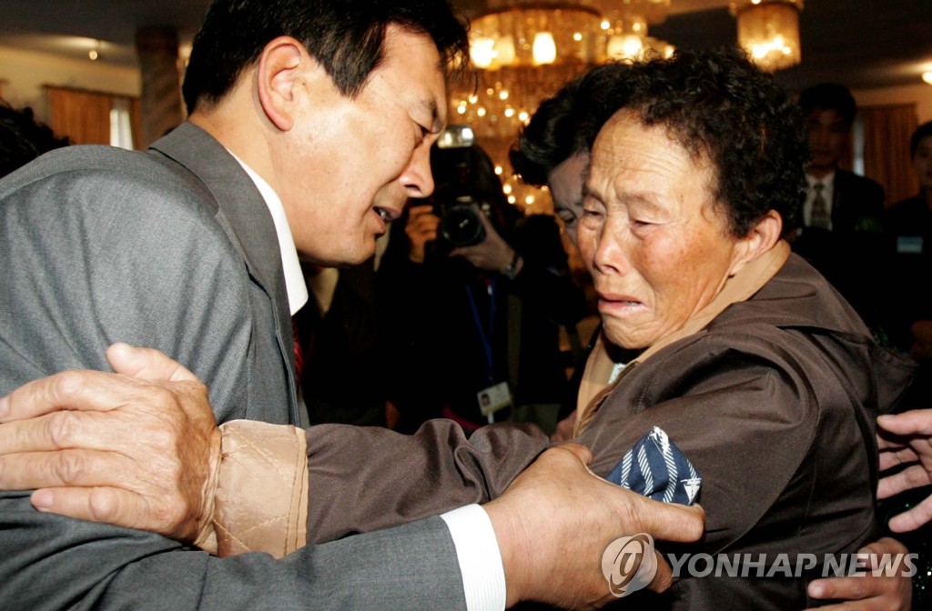 资料图片：2005年11月8日，1987年被朝鲜扣留的韩国“东进”号渔船一名船员（左）在第12次韩朝离散家属团聚活动上与其母亲重逢。 韩联社