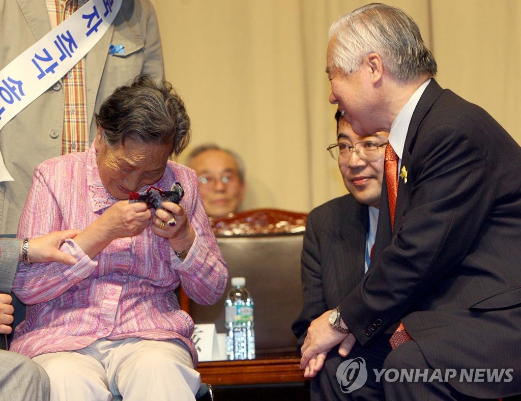 资料图片：2005年，韩日被朝绑架人员的家属会面。 韩联社