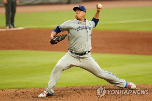 시즌 첫 승리를 향해 힘차게 공을 던지는 류현진