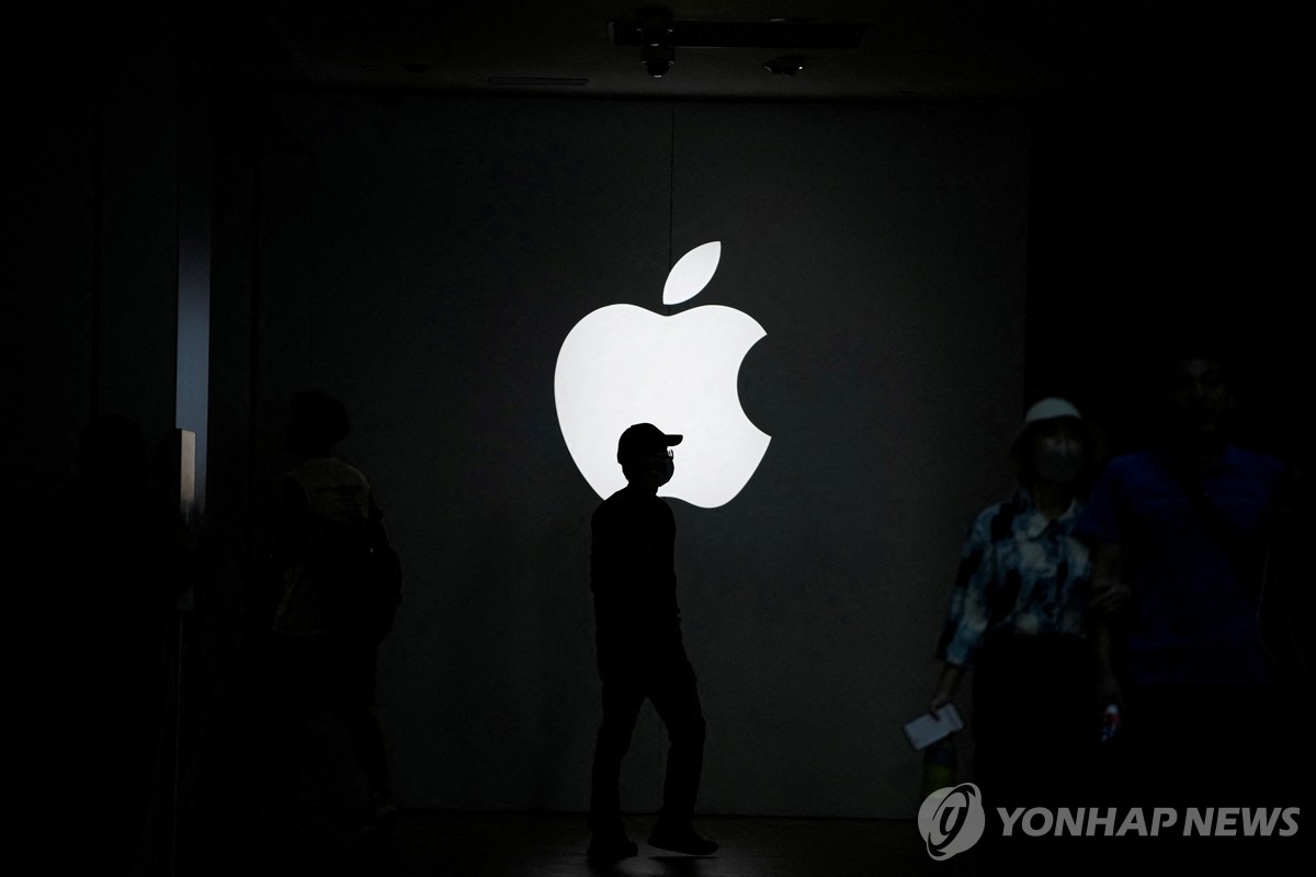 “애플, 오픈AI와 아이폰용 생성형AI 논의 재개”
