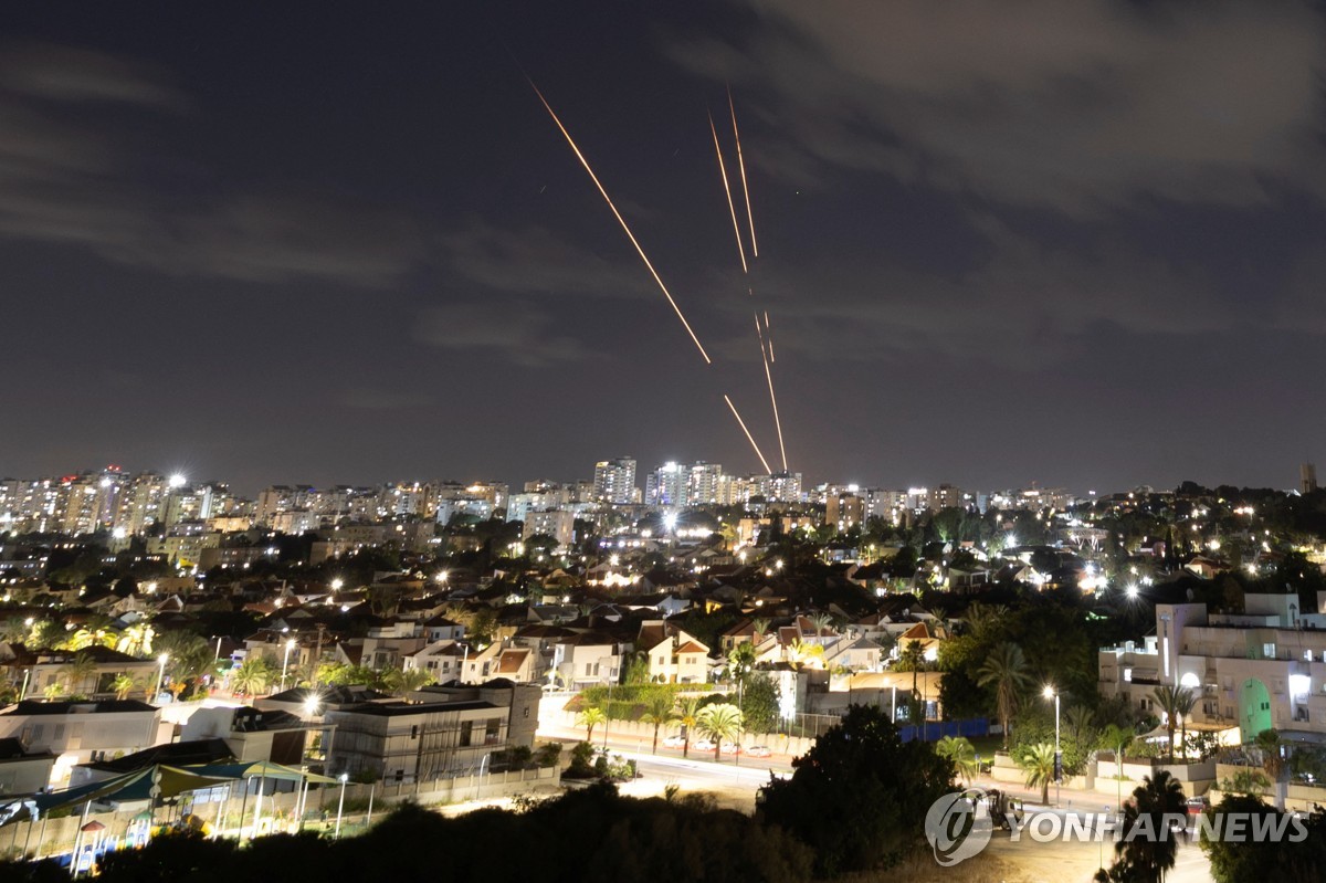 이란, 이스라엘에 미사일 180발 발사…